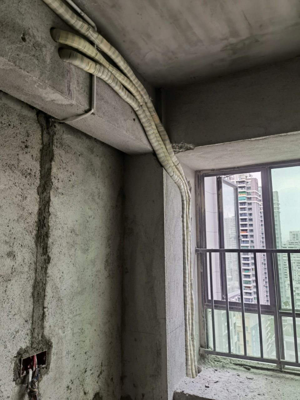 施工完毕之后的下一步施工就是请师傅进行铜管安装及空调排水管的预埋