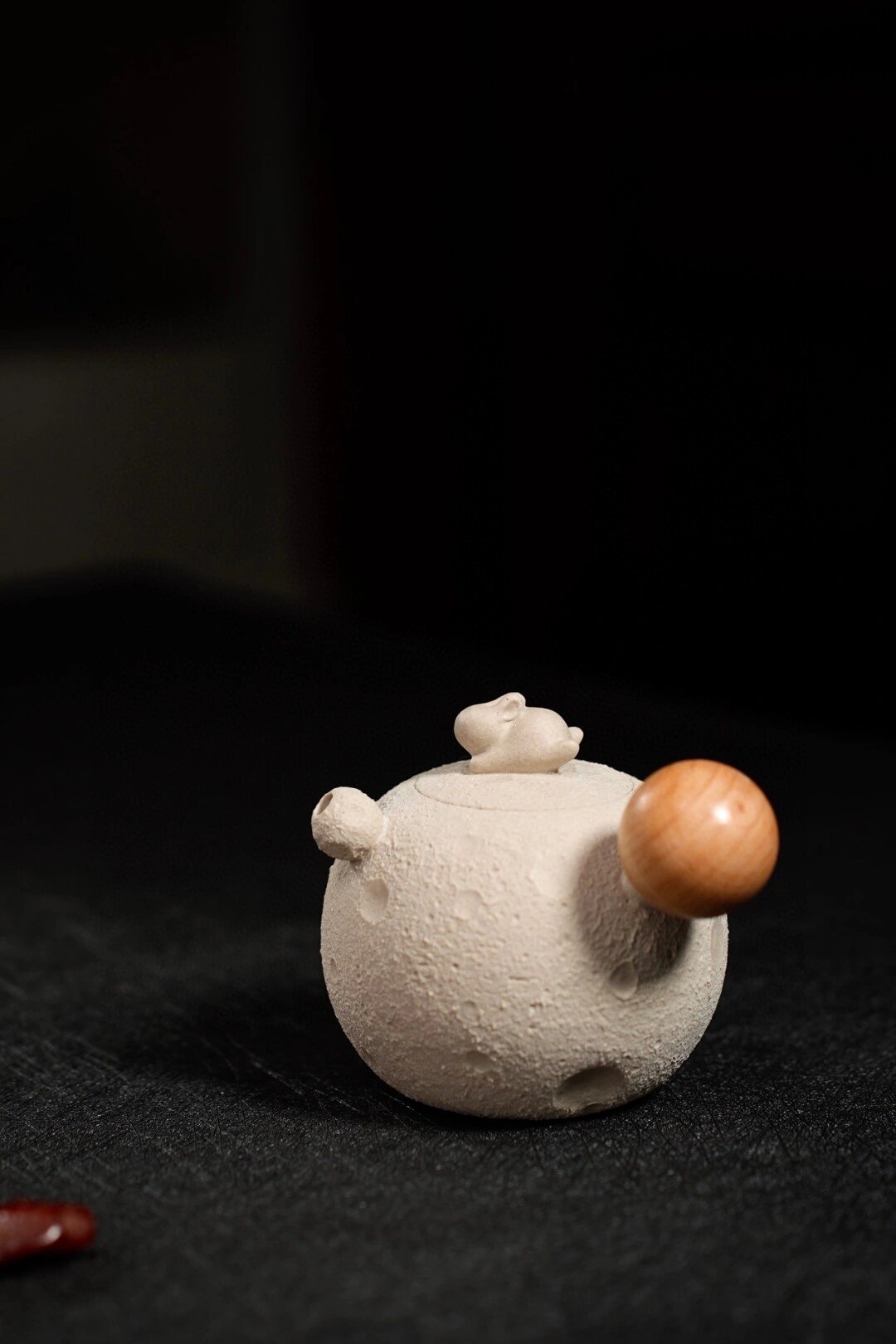 紫砂新秀作品【独行月球】品鉴 【独行月球】 180cc/家藏白泥 此款