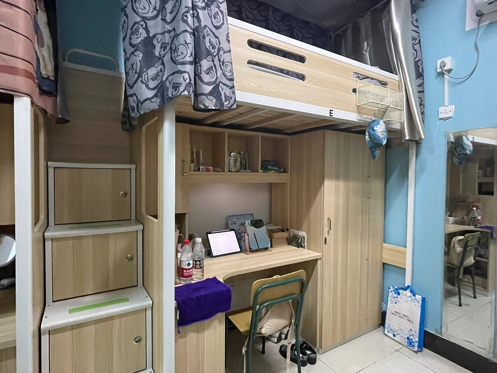 宿舍条件不错 有独立卫浴和阳台(10号楼没有阳台 我们挺幸运的 空调