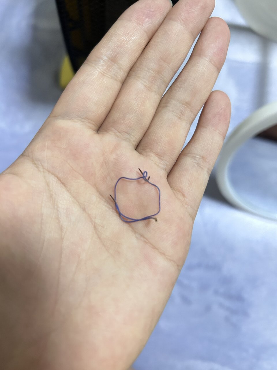 洗完澡看一下侧切伤口,看到这个线头,我就扯一下子扯出来了,有两条