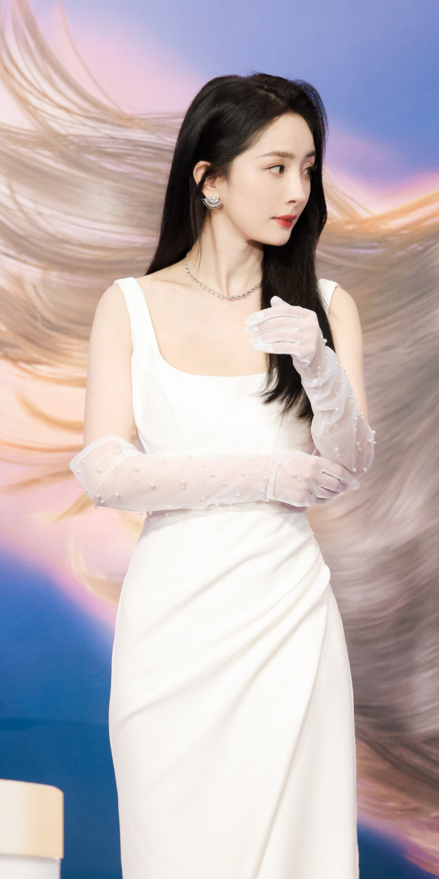 杨幂白色绸缎开叉连衣裙