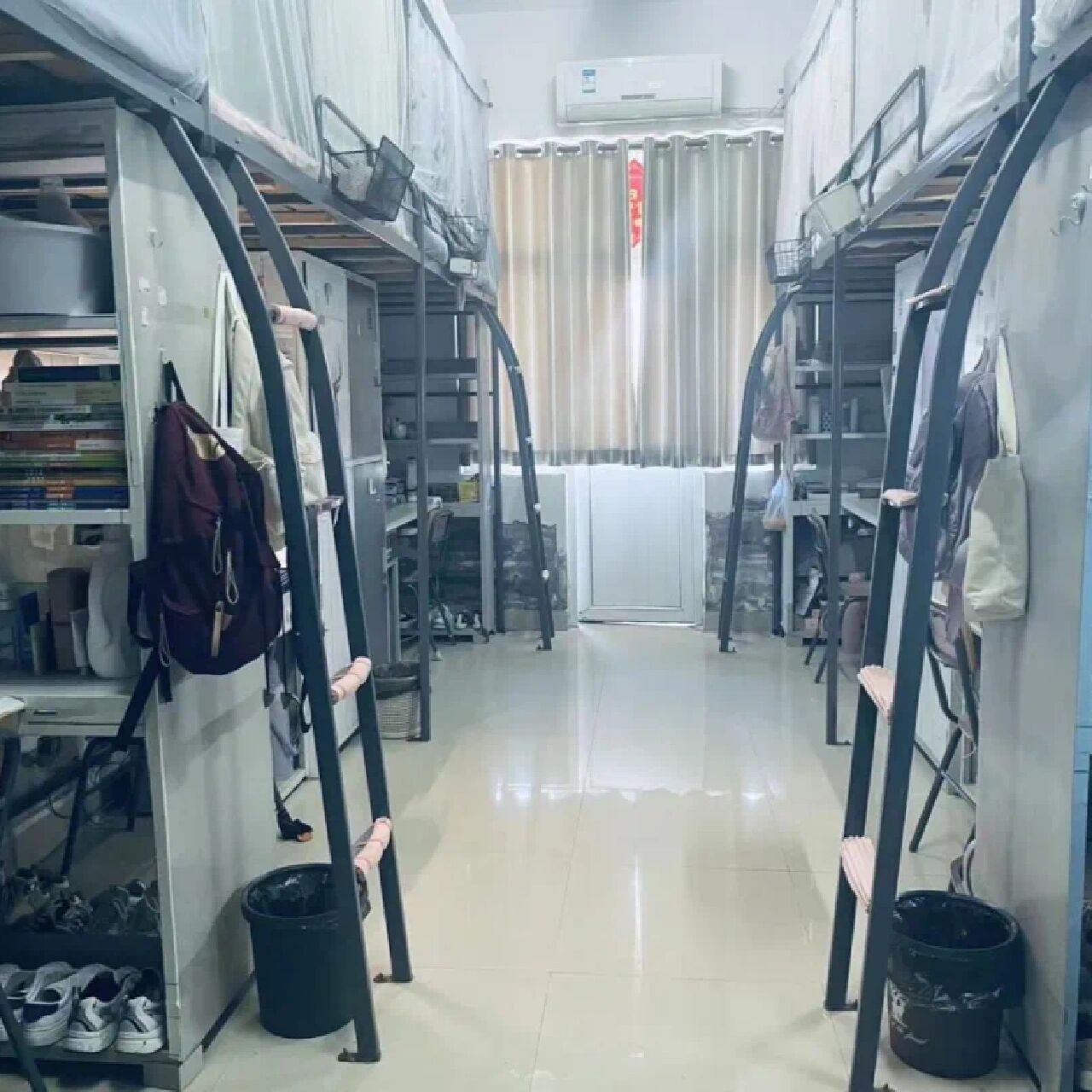 淮南师范学院宿舍 宿舍大部分都是六人间 都是上床下桌 有空调 有风扇