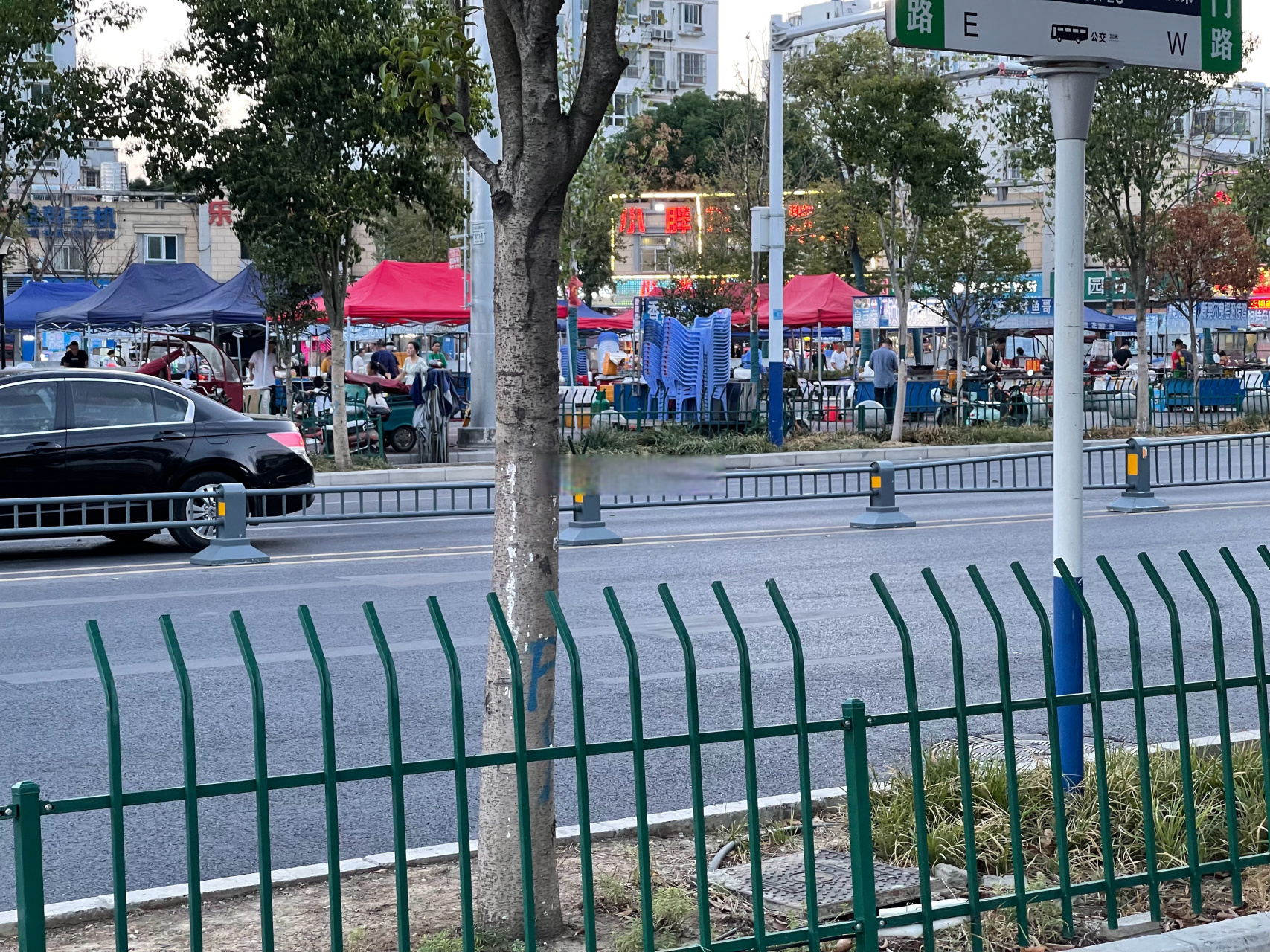 合肥经开区莲花广场的夜间小摊6点准时开始 这里是合肥经开区民生经济