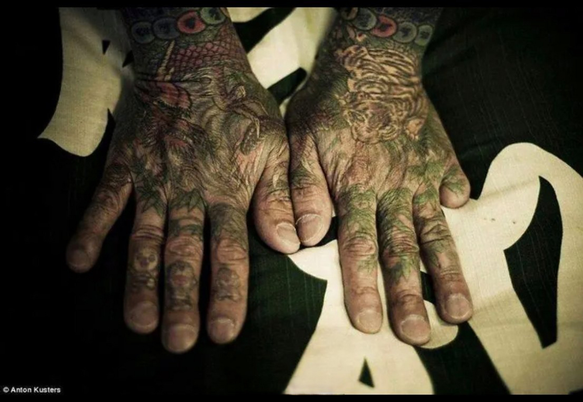 经理出来双方很礼貌的点头哈腰地鞠躬,经理递上一叠钱后山口组就走了