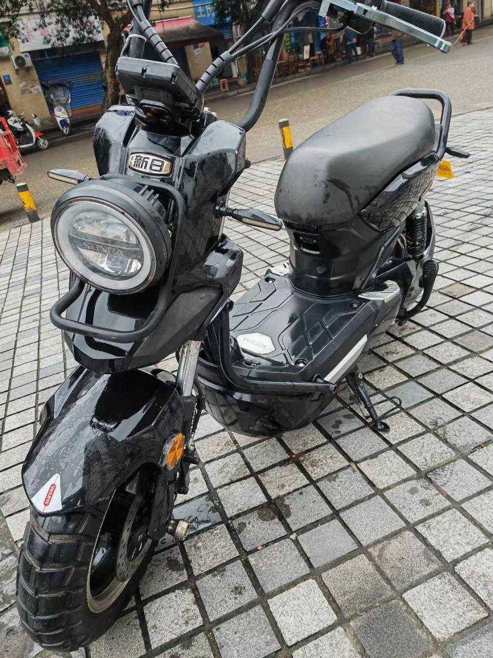 出品牌新日战警电动车一辆,72v20a,前后双碟.