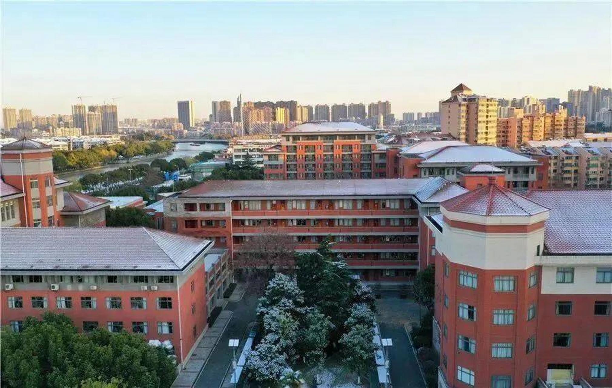 重点内容有: 1.无锡一中今年的一本率超过了90%以上,是历年来最好的.