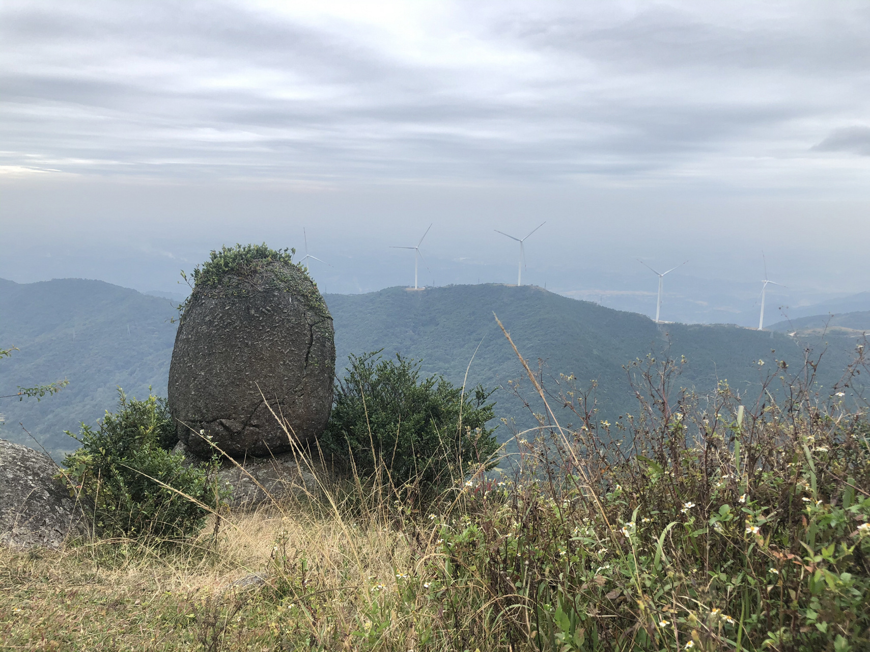 五皇山 五皇山位于广西钦州浦北县,特色是位于山顶的石蛋阵.
