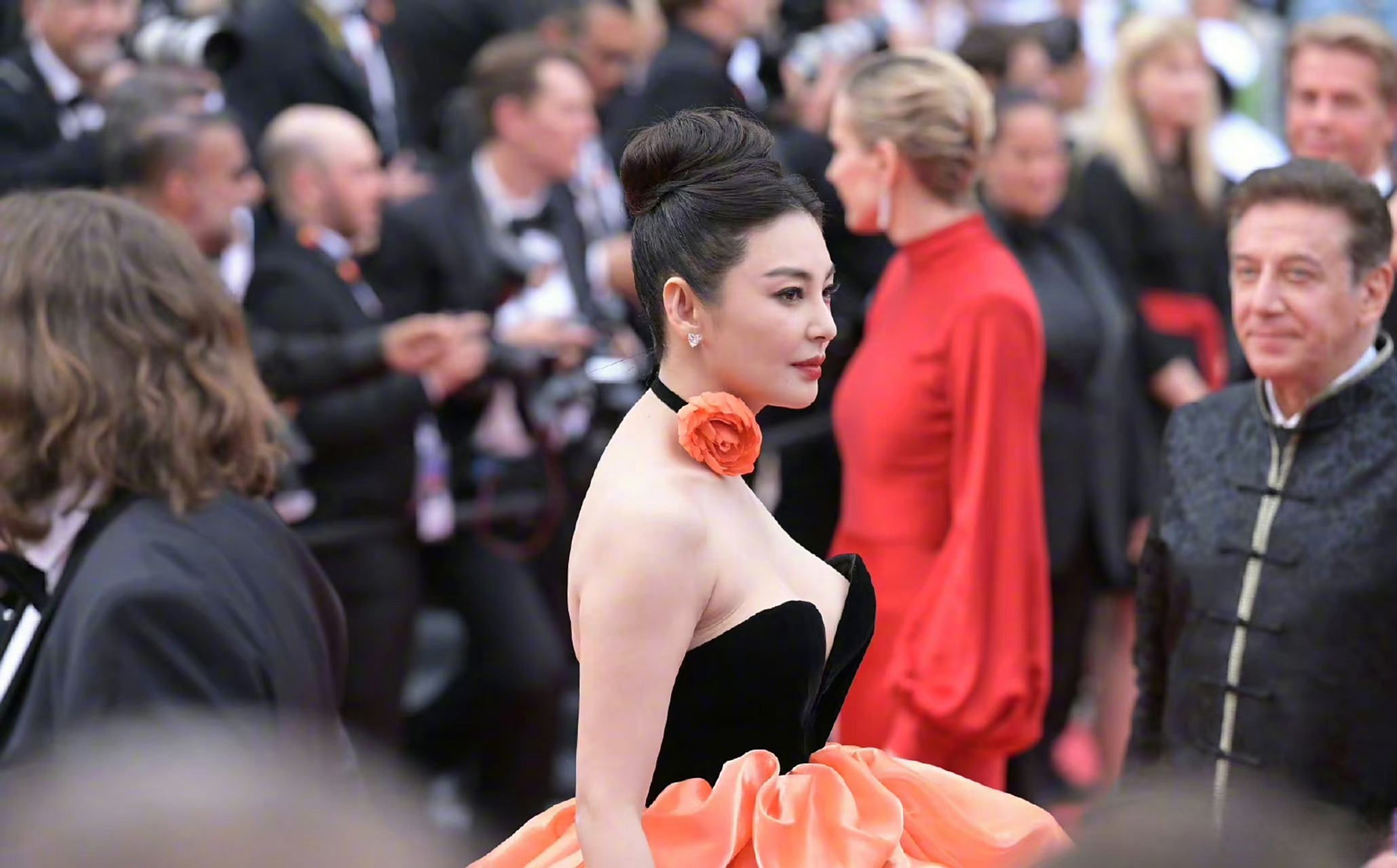 戛纳红毯#张雨绮戛纳红毯造型,图一和图二是现场生图,图三是工作室出