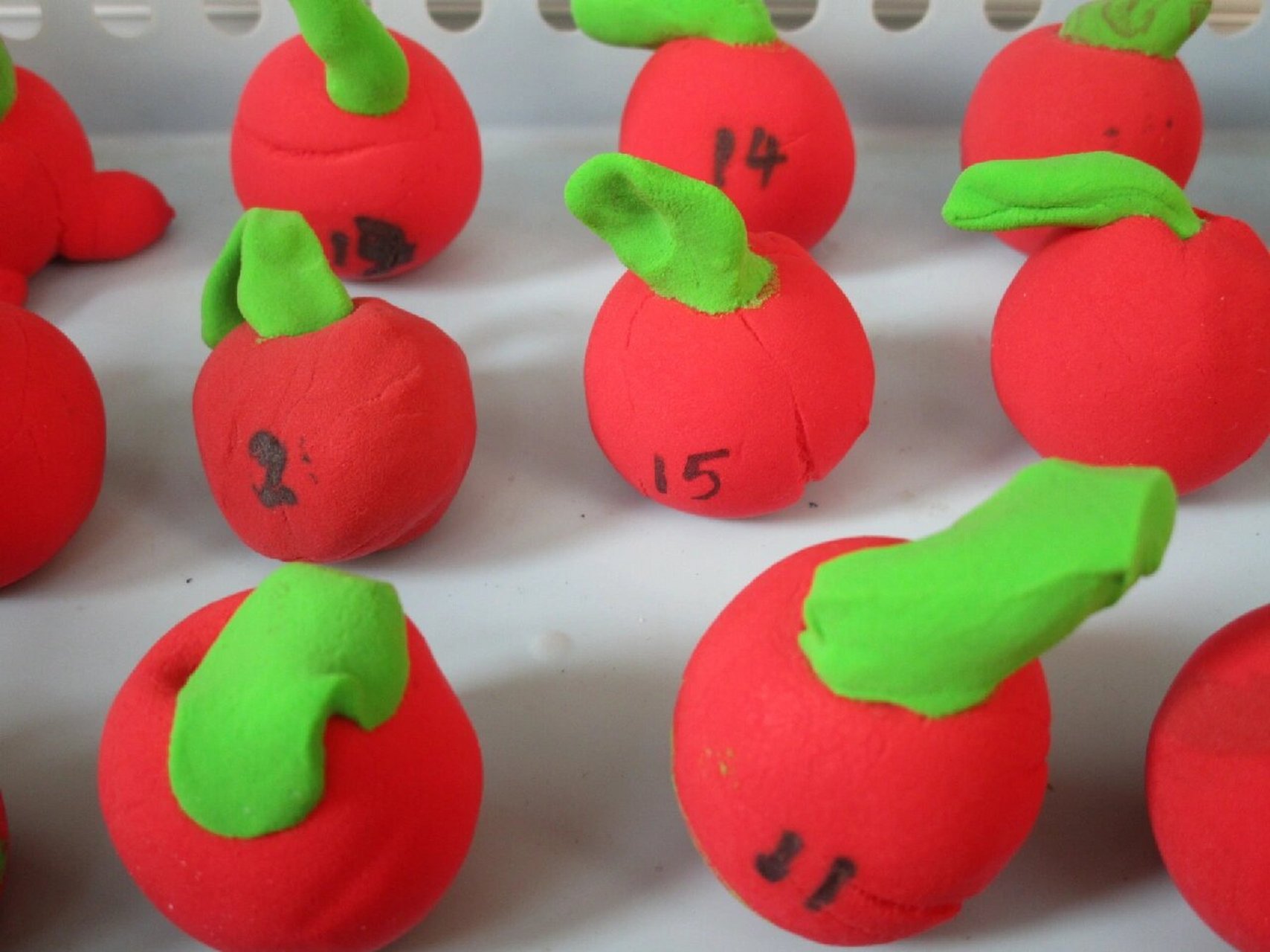 【手工分享】小班也可以完成的粘土苹果 小朋友做的苹果,做法很简单.