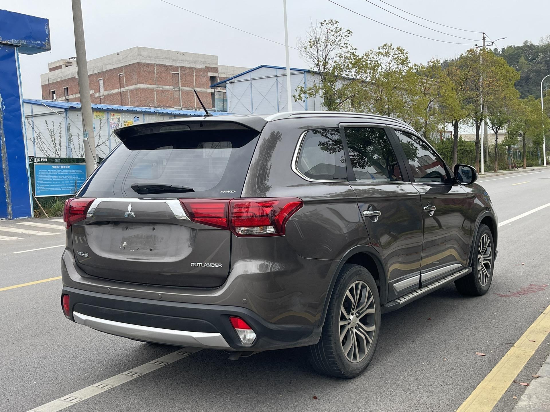 买入17年三菱欧蓝德,2.4l四驱精英版 五座,指导价18.