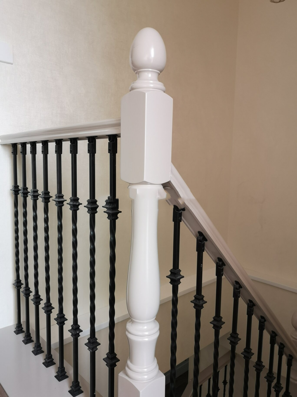 灰色系实木楼梯铁艺扶手栏杆 梯步扶手大柱采用实木灰色,立板大梁实木