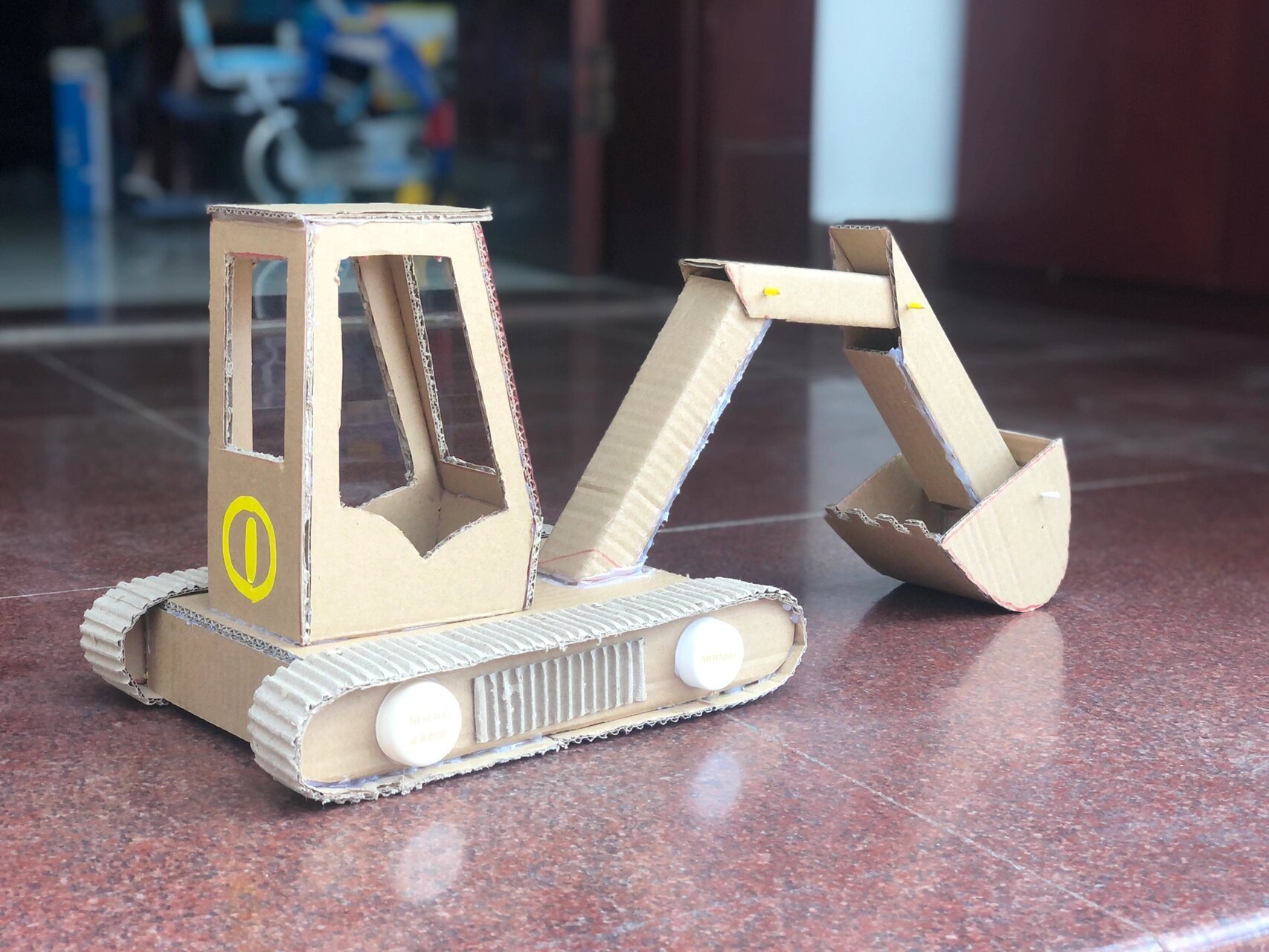 托班手工作业～手工纸板挖掘机 宝贝托托班的手工作业,主题是"变废为