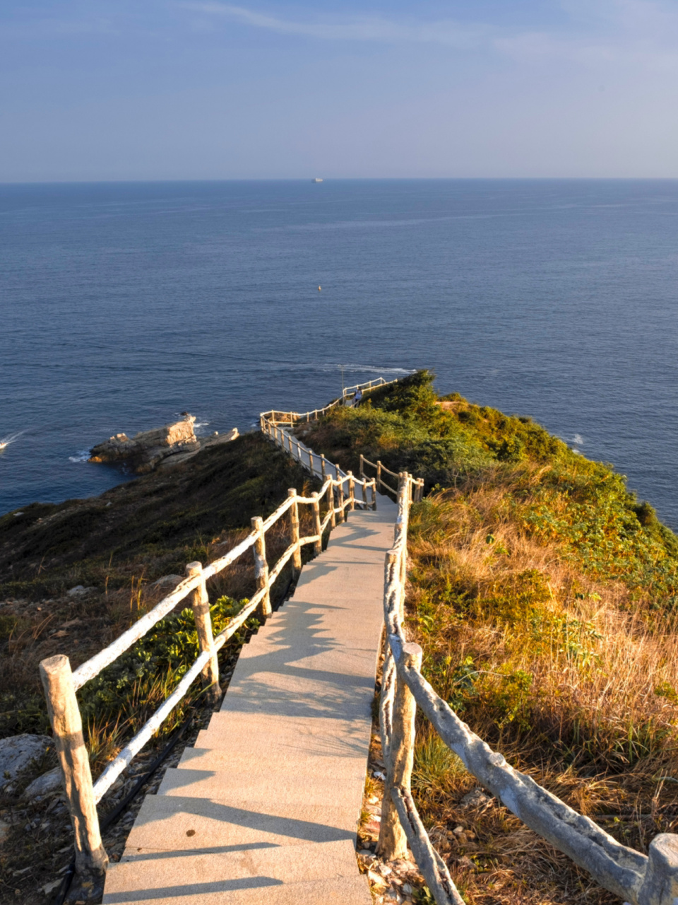 要来被《国家地理》评为中国最美海岸线之一的深圳东西冲海岸线看看