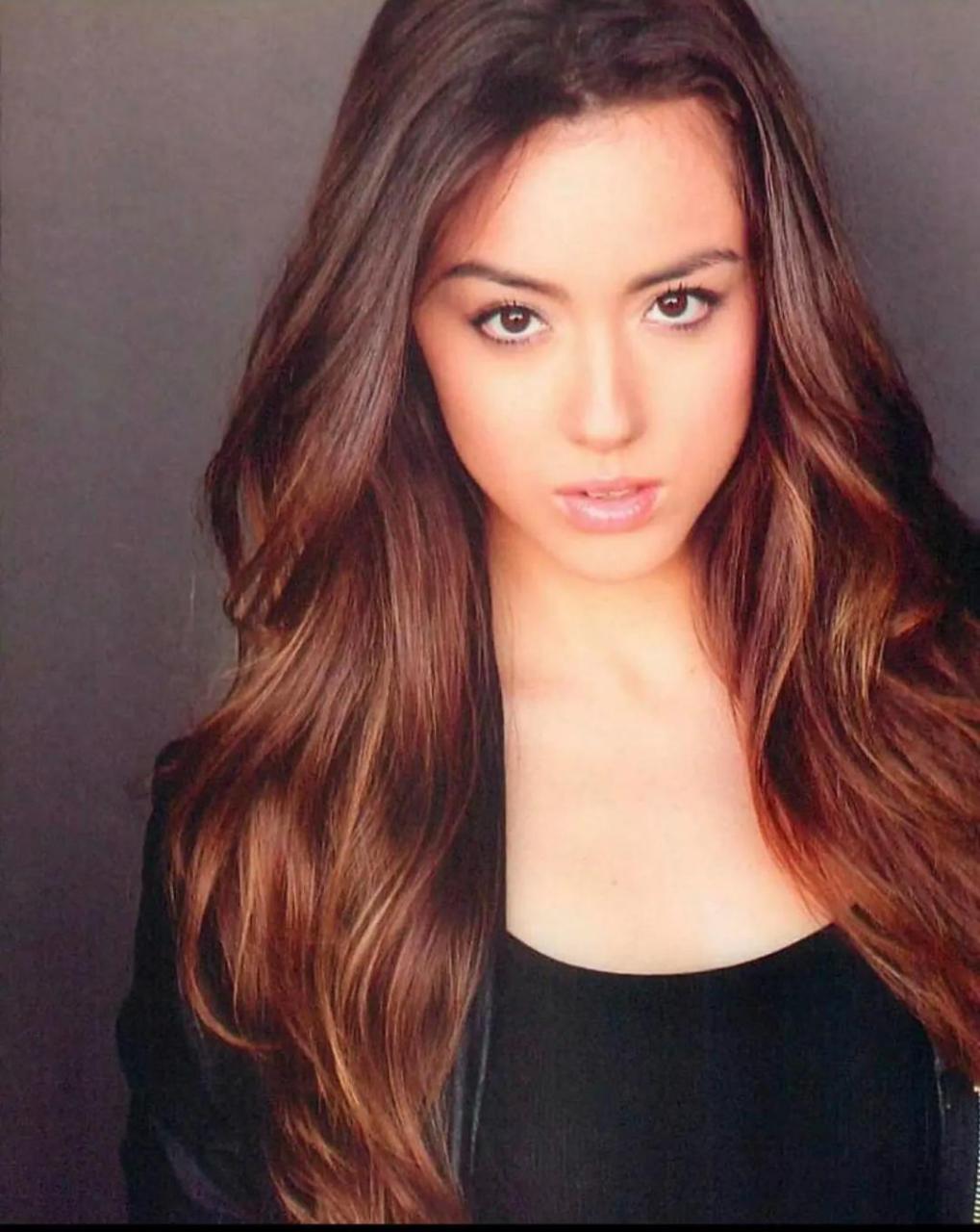 中美混血的汪可盈(chloe bennet)今年31岁,他的父亲是美国华人,母亲是