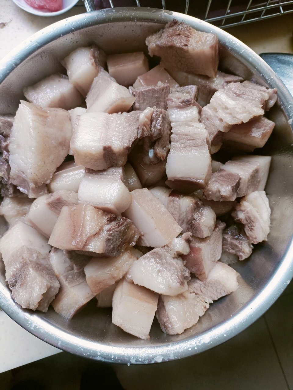 云南曲靖传统美食——邹黑皮子 三线肉洗干净,放锅里加水,煮至筷子能