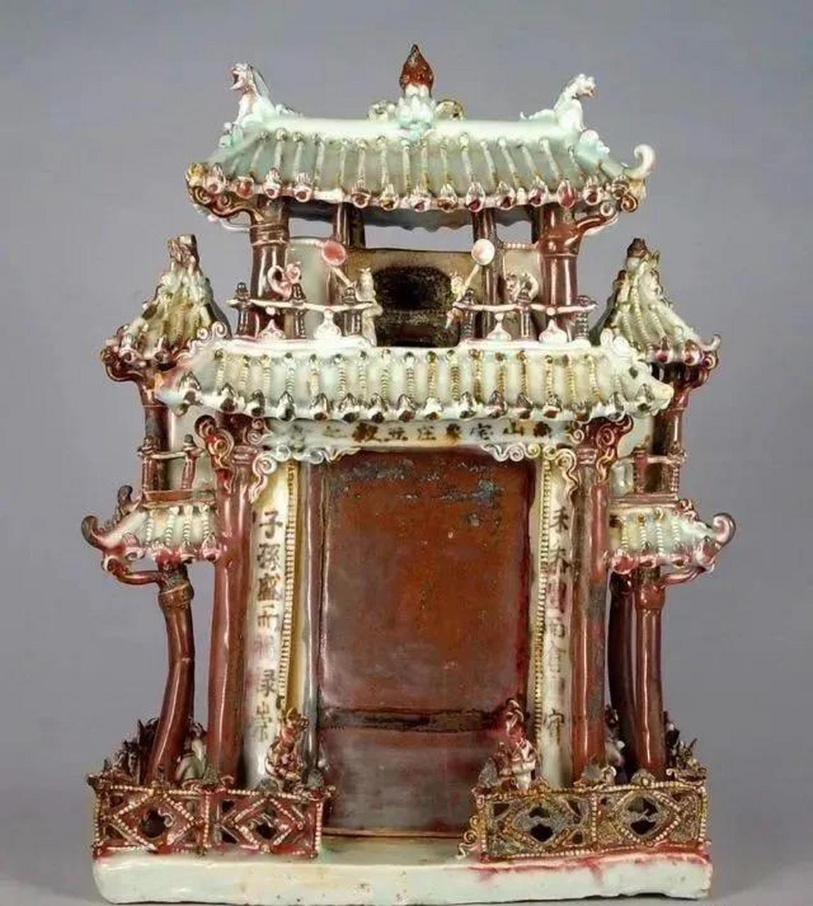 青花釉里红瓷仓(现藏江西省博物馆)  这是一件在景德镇出土的青花釉里