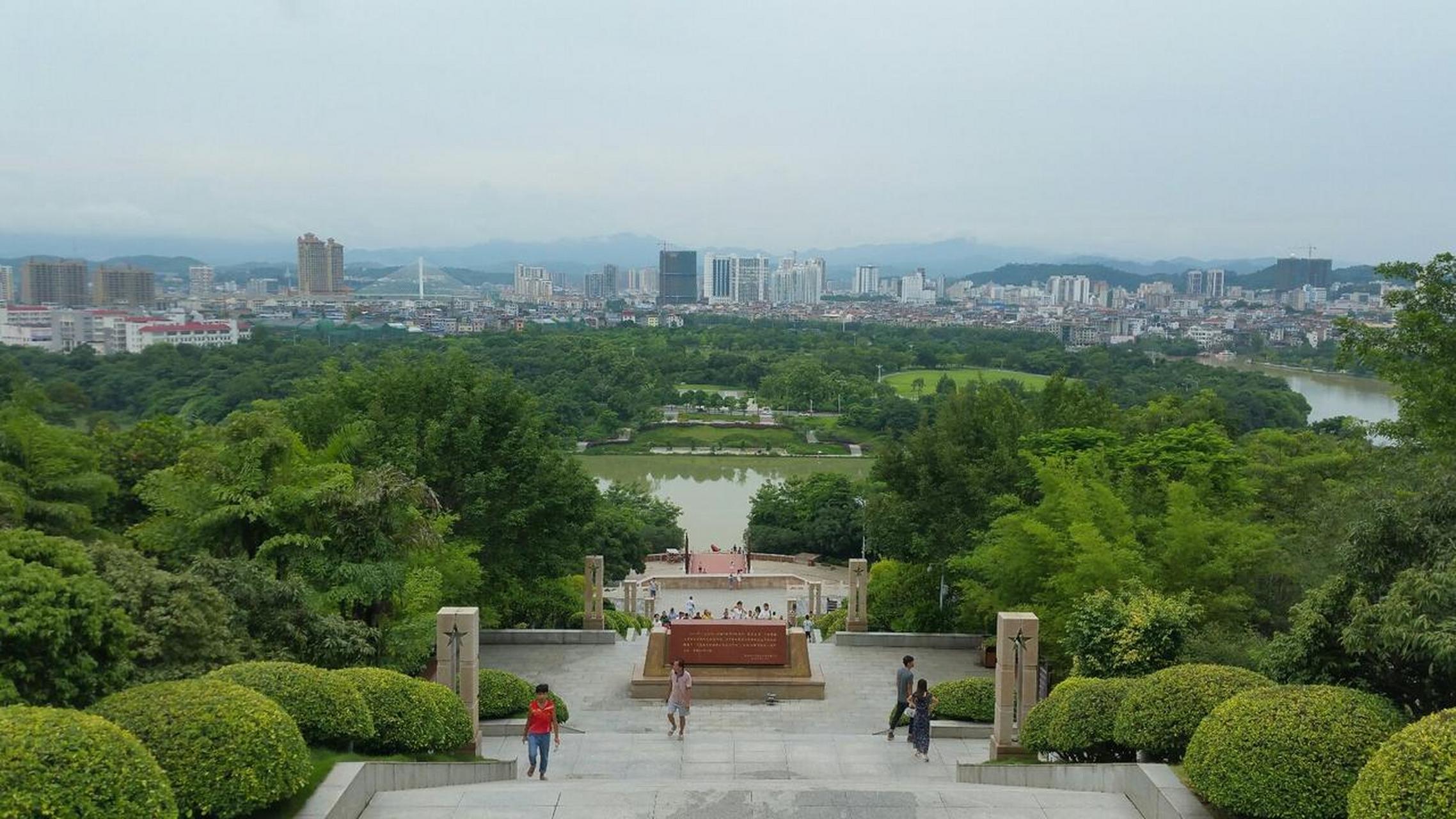 百色市右江区的语言分布 百色市位于广西西部,右江上游,西与云南省