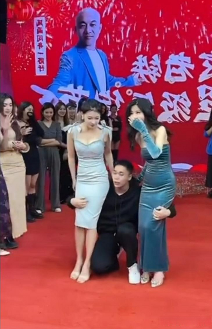 一手托一名美女做蹲起,刘二狗健身没少练 网红主播刘二狗自从与前任"