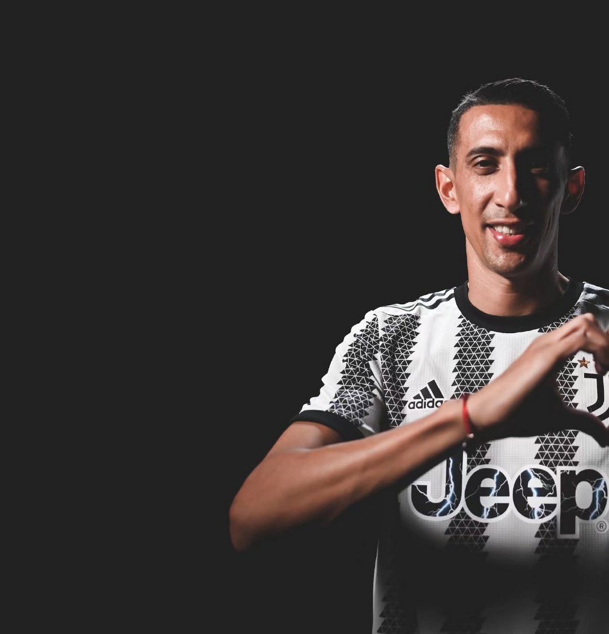 注意看,在中秋团圆时 这个迪马利亚的比心并不完整  快来帮帮他,在