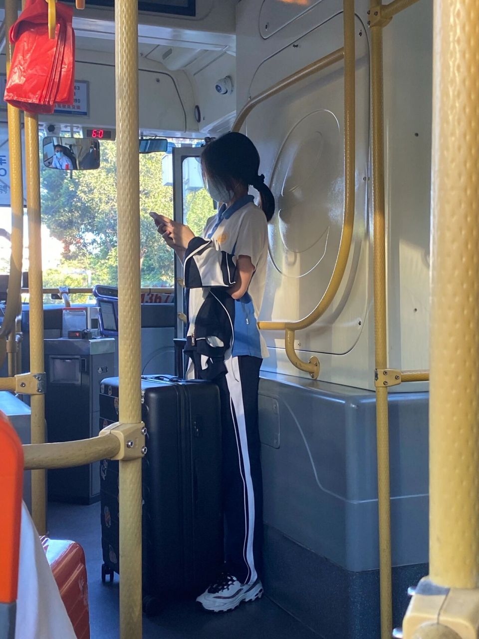 深圳校服 yyds 高中生在发光78 在车上看到突然就很怀念觉得很好看