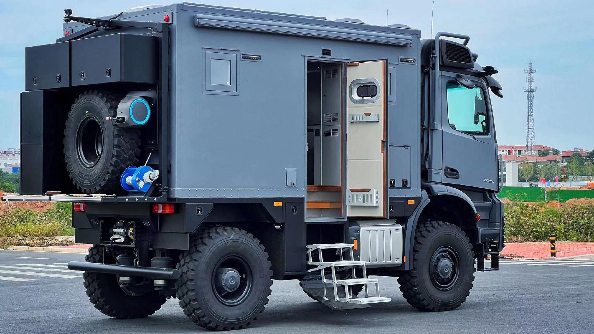 奔驰arocs洲际越野重卡房车 整车尺寸5950x2500x3860( mm ),挂蓝牌,c