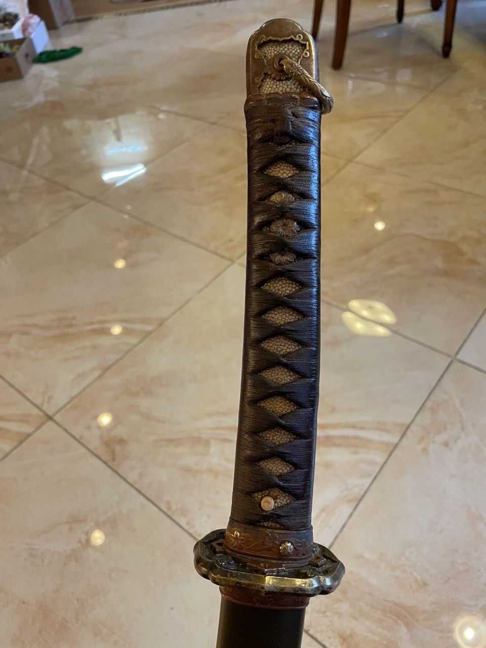 98日本军刀 今天翻出来 发现有铭文的  不过已经模糊不清了.