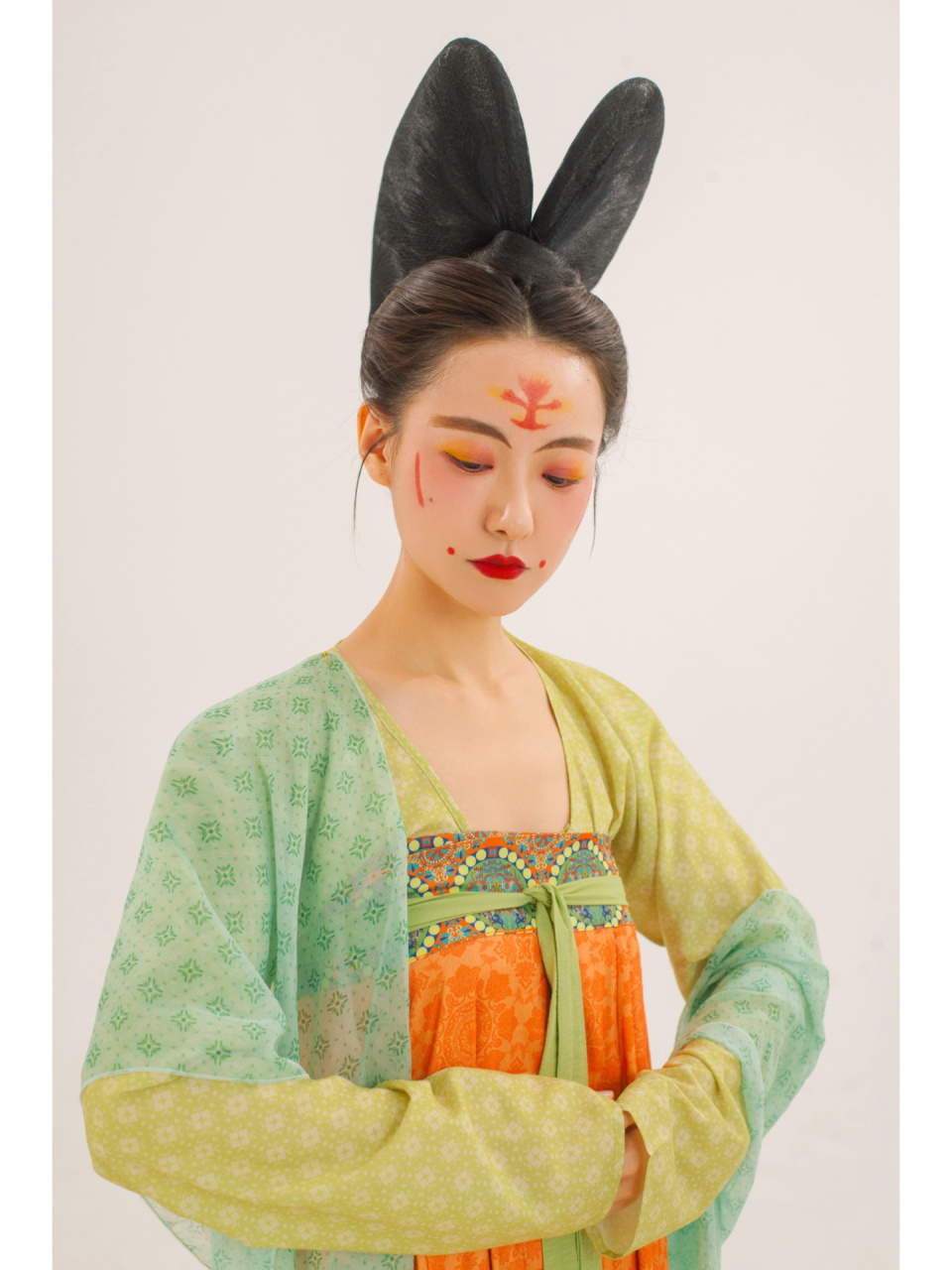 复原汉服发型|唐·武周|惊鸿髻 惊鸿髻流行于武周至唐中宗时期,由唐