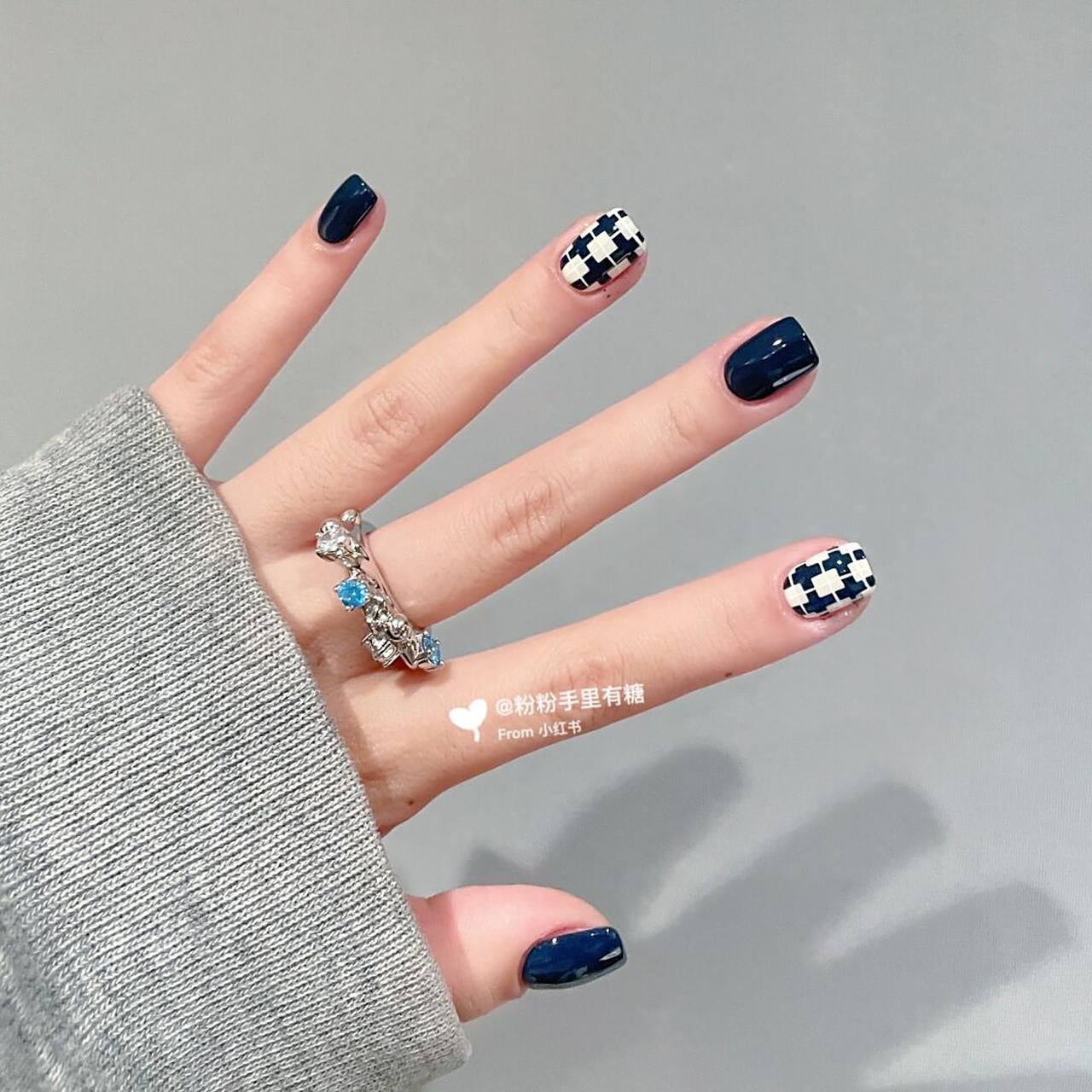 美甲|简约美甲 今天安排上一款谁做谁显白的款式 这个格子高级感满满
