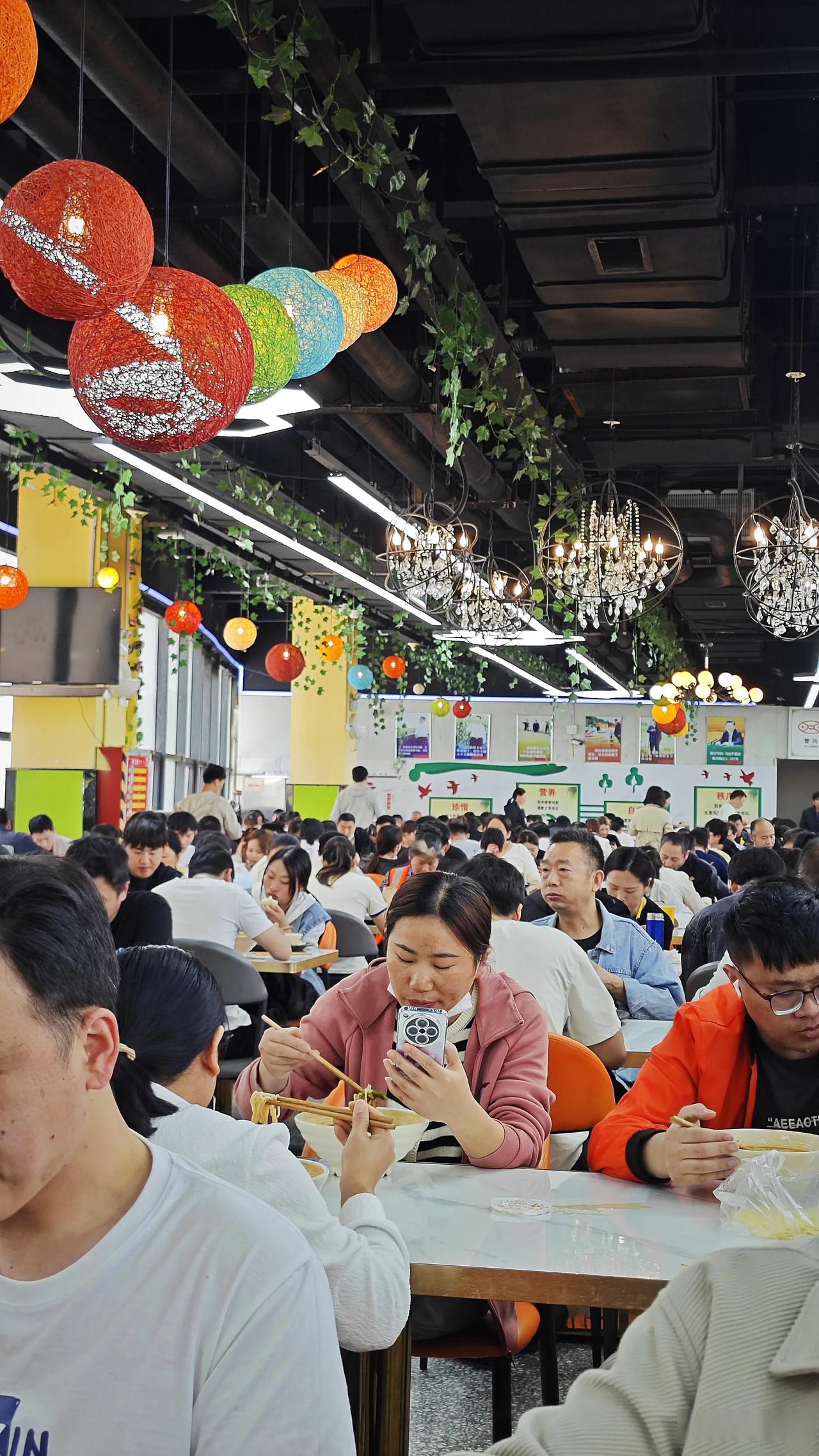 郑州富士康餐厅现状,美国关税后这里依然热闹,每天吃饭也要排队