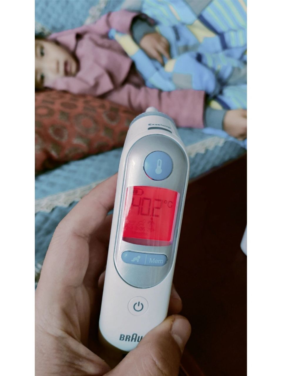 昨晚洗完澡,突然发现在发烧,没有任何症状,精神状态很好.