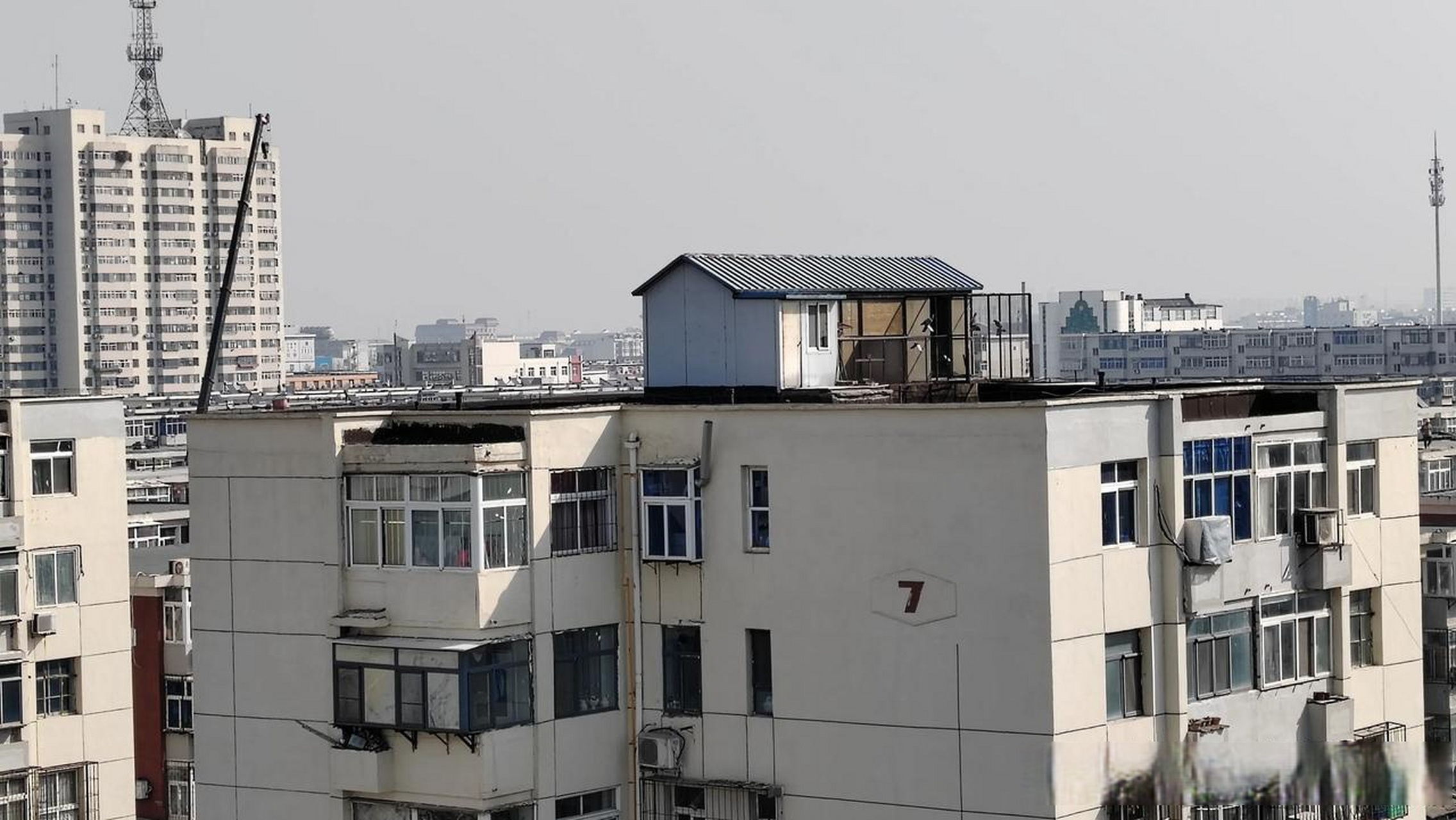 商品房楼顶的鸽子棚属不属于违章建筑? 楼顶搭建铁皮房违法.