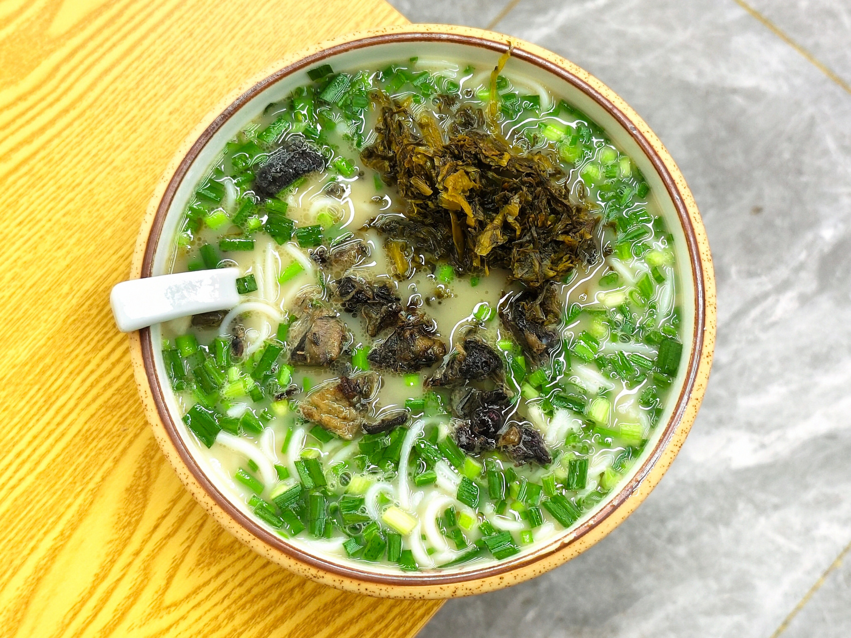 趁着充电来一碗乌鸡米线[偷笑]