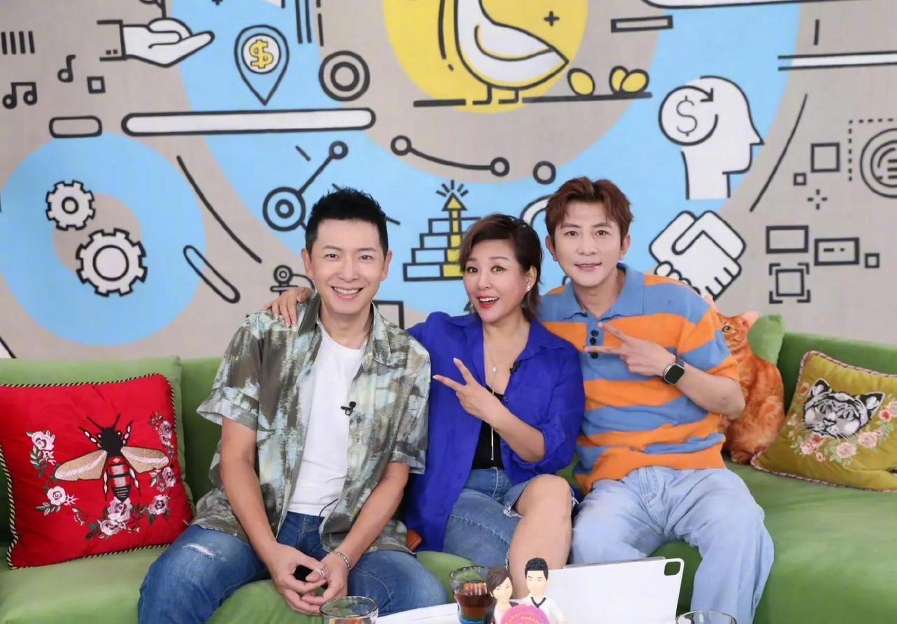 11月23日晚,主持人李静发长文为好搭档戴军庆生.