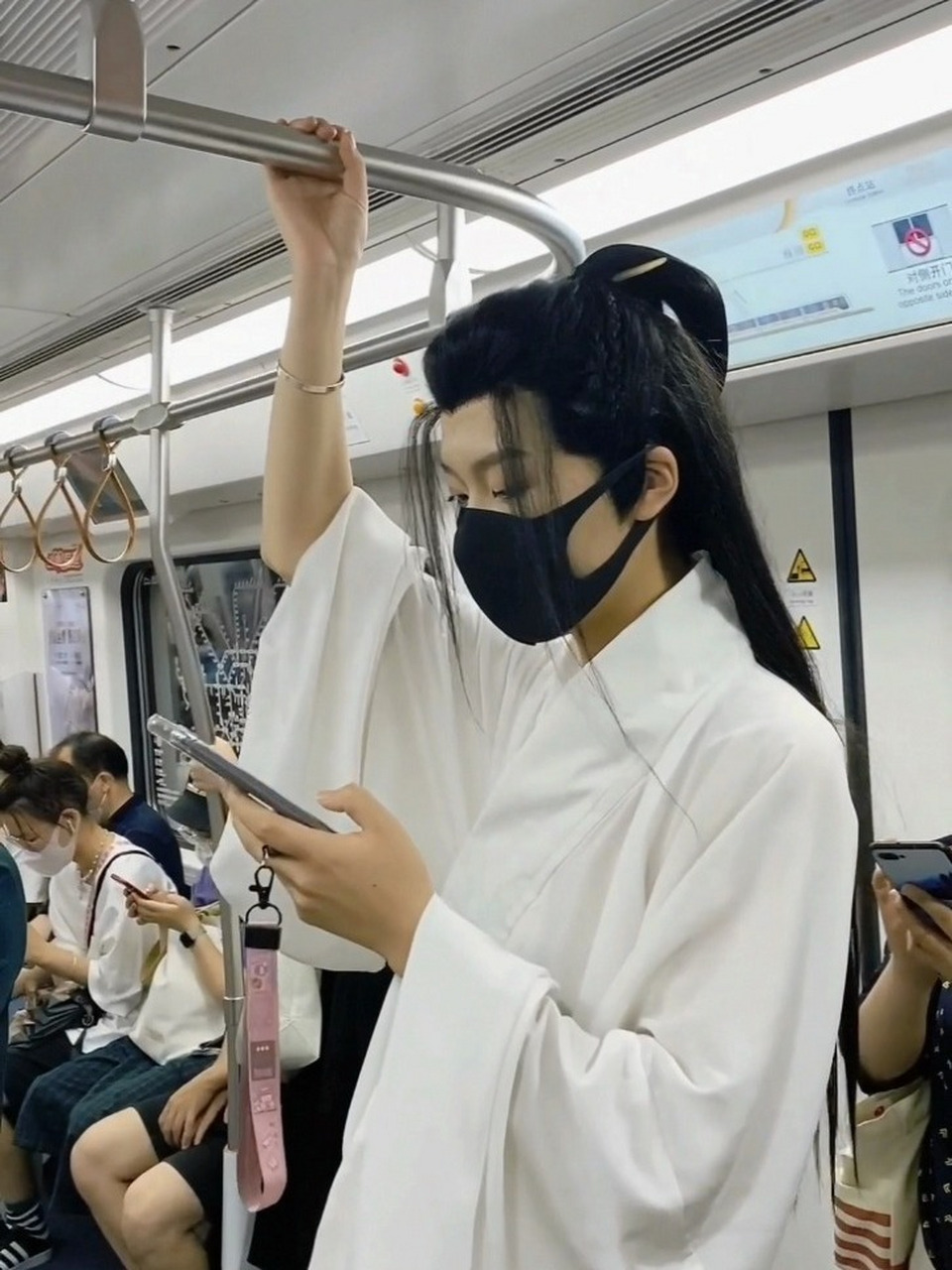 地铁上抓拍的这个汉服帅哥是个小姐姐! 其实,我也挺高的,对吧?