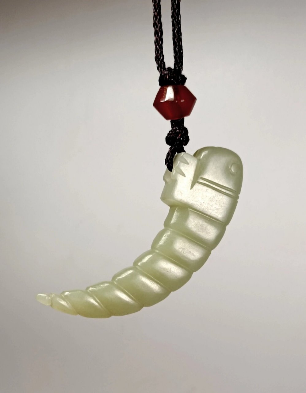 西周 玉蚕佩 西周玉蚕形佩  长5.