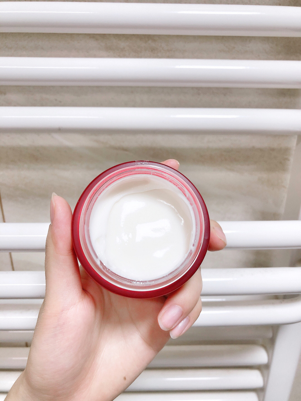 sk2大红瓶面霜分2个版本,滋润版适合干皮,轻盈版适合混油皮.