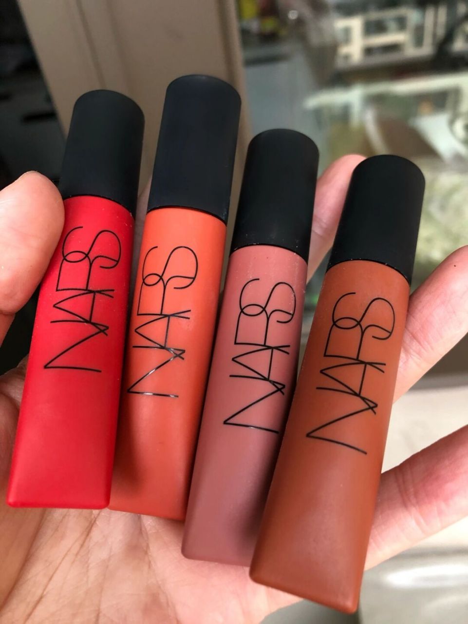 nars的空气唇霜 无论涂多少遍都让人匪夷所思怎么会这么好看啊!