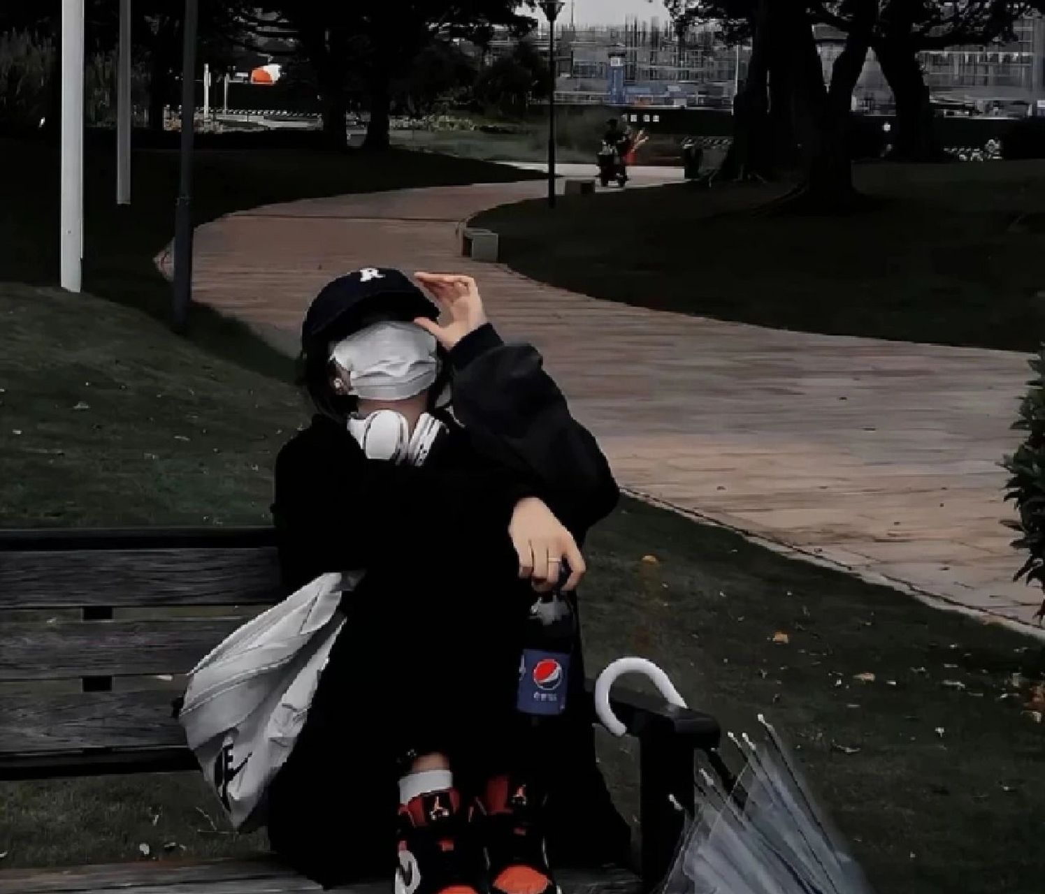 戴口罩戴帽子的女生头像