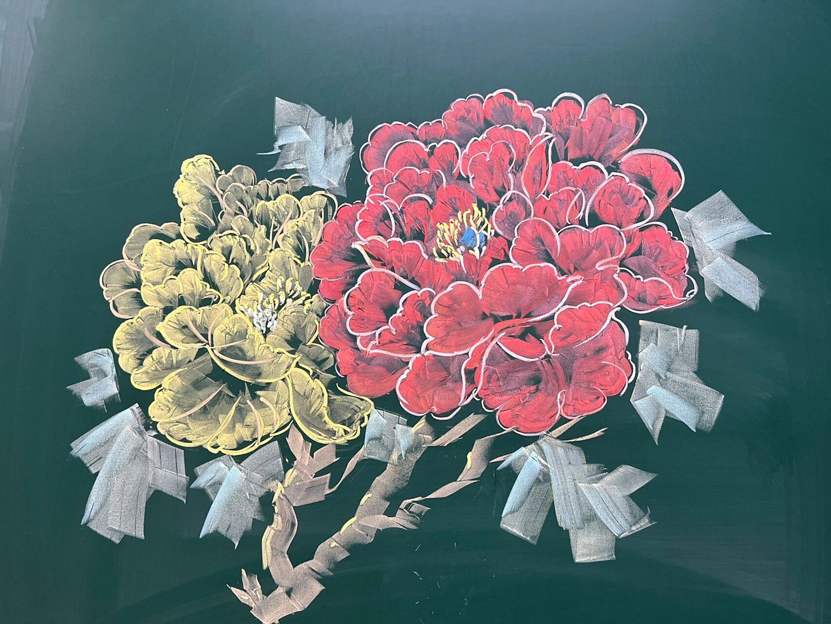 黑板报一粉笔画牡丹 课间十分钟赶画了两朵牡丹花,附步骤图,本来是录