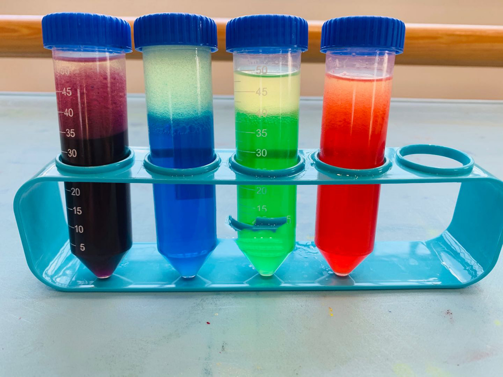 幼儿园科学小实验 科学实验课 《油水分离》 	 科学原理: 正常条件下