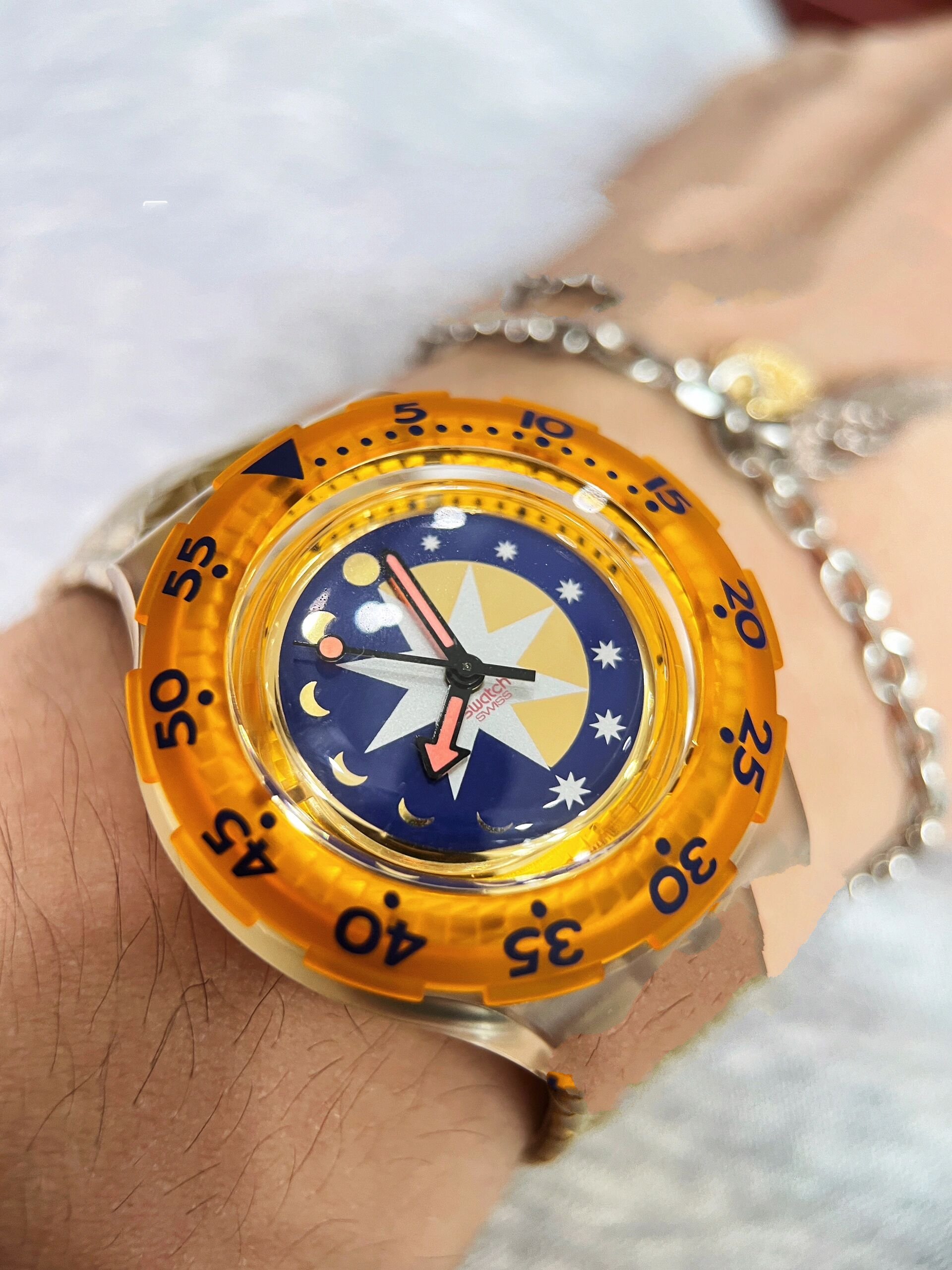 破坏之王 回忆杀 玩起来 	 日月星辰盘的潜水表 金光灿灿的表带 	 还