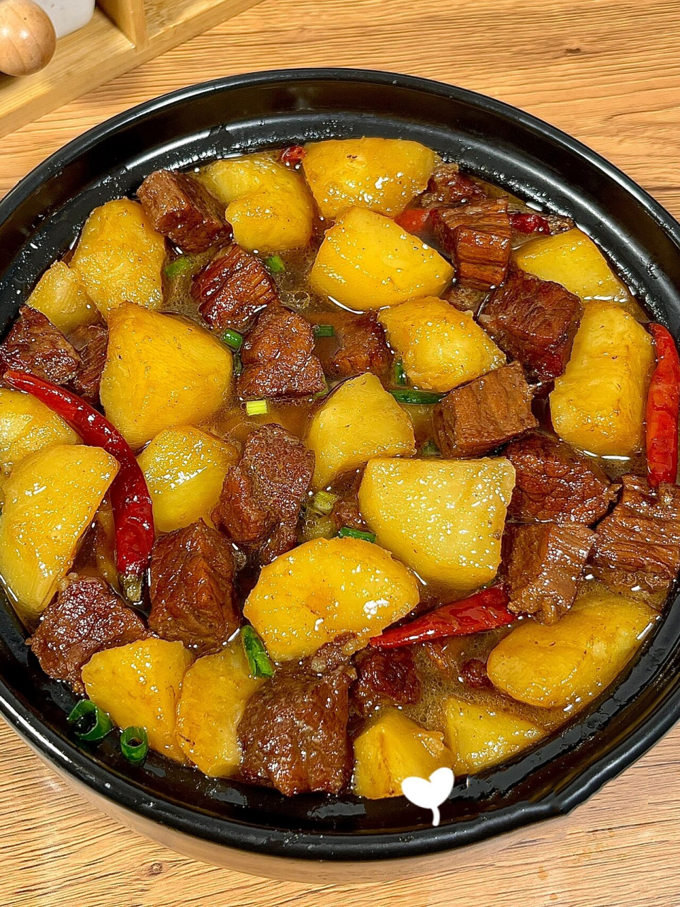 哈喽~今天分享无敌好吃的土豆炖牛肉,做法巨简单,牛肉软烂,肉质鲜嫩