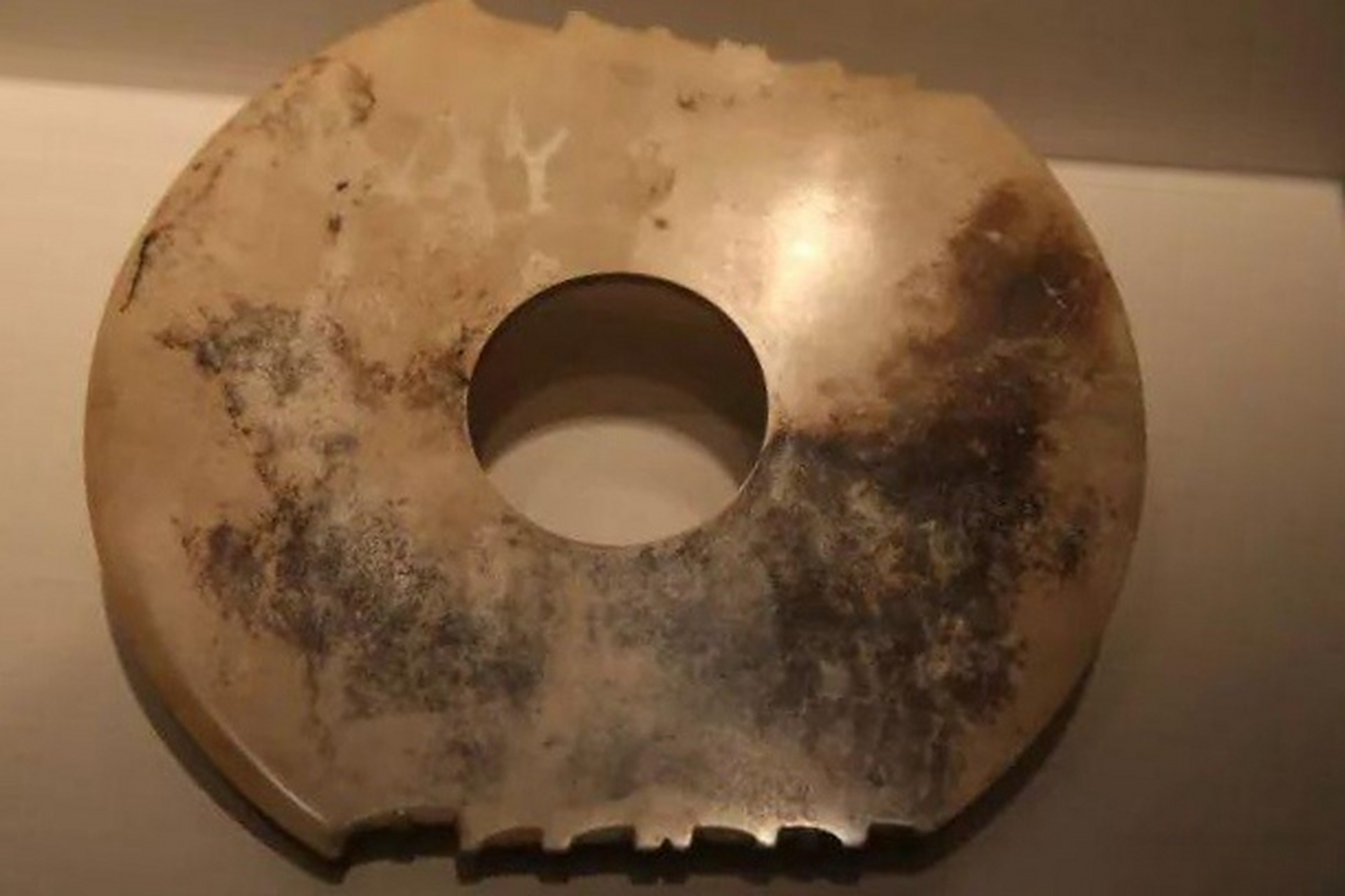 玉戚是玉钺的变体,磨损多了,就成了戚!