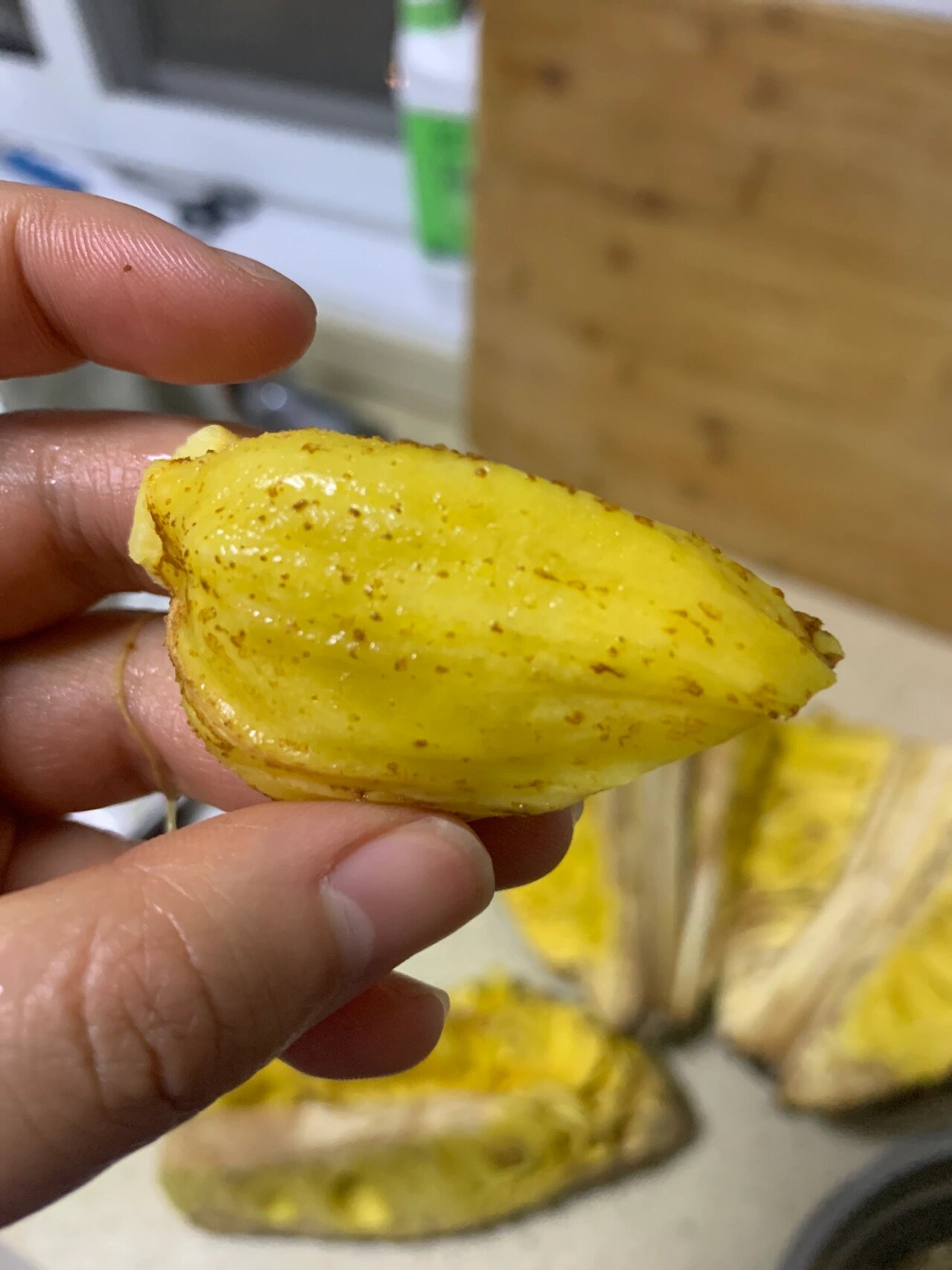 菠萝蜜的锈斑 苦等十几天,路上快递兜兜转转一周左右,回家切开的瞬间