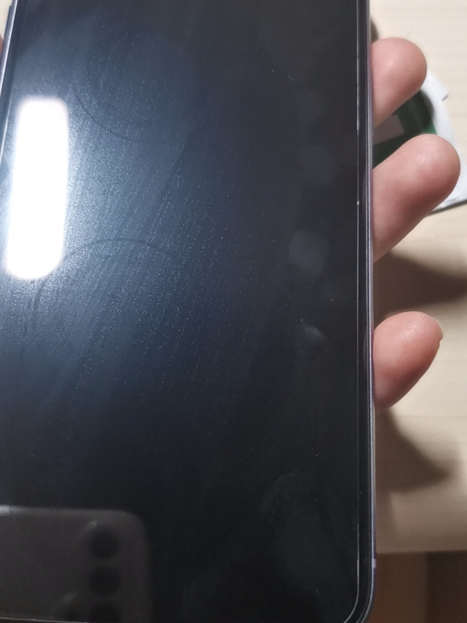 苹果11贴完钢化膜后屏幕上有两个圆圈 我没贴膜之前上面还没有 贴了