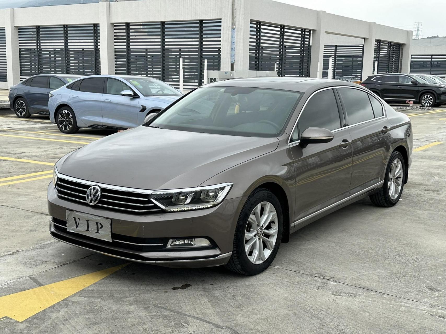新到 2017年  大众迈腾18款 330tsi dsg豪华型   1.
