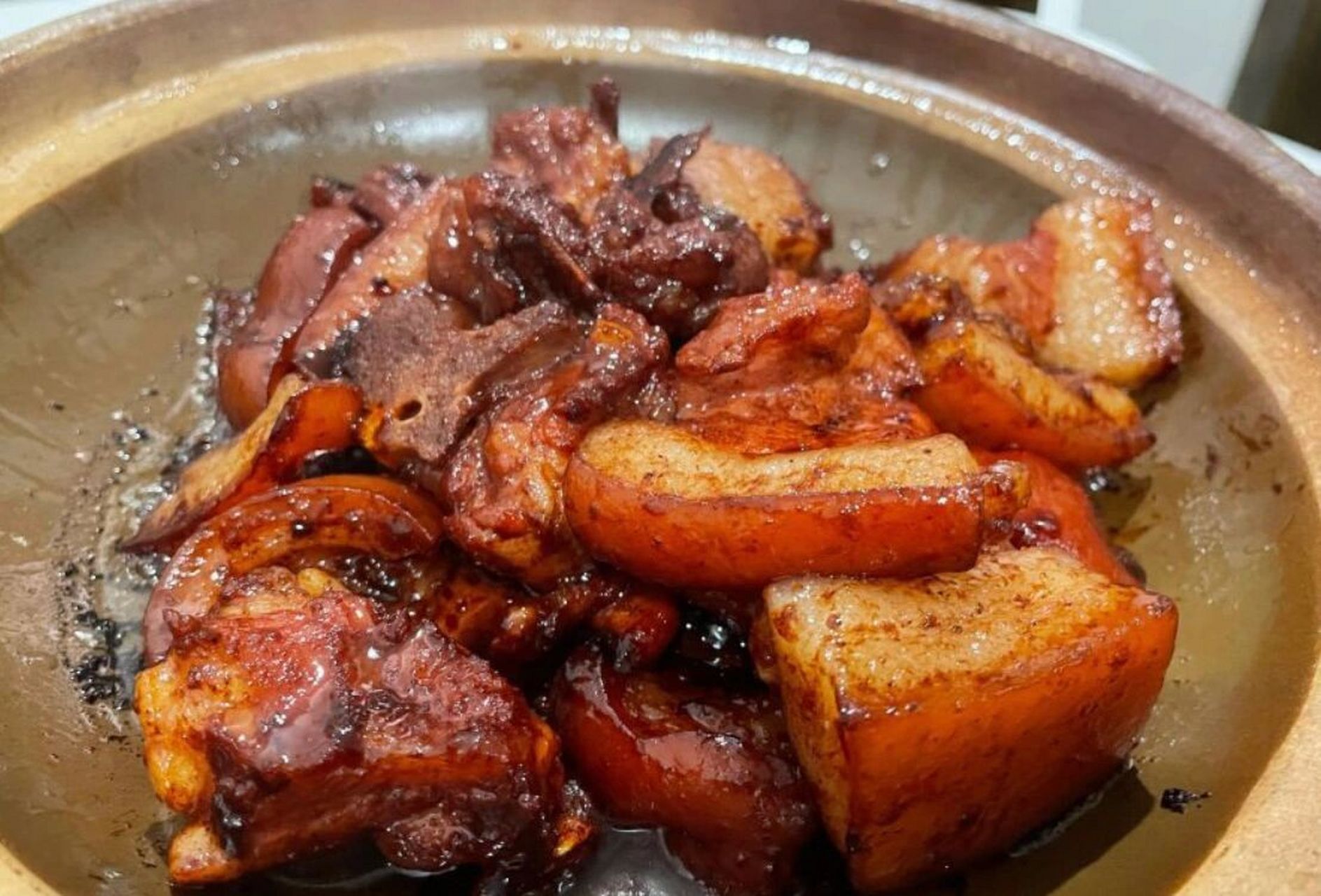 前段时间有外地朋友过来梅州玩,带他们去吃正宗的客家菜馆,朋友连着吃