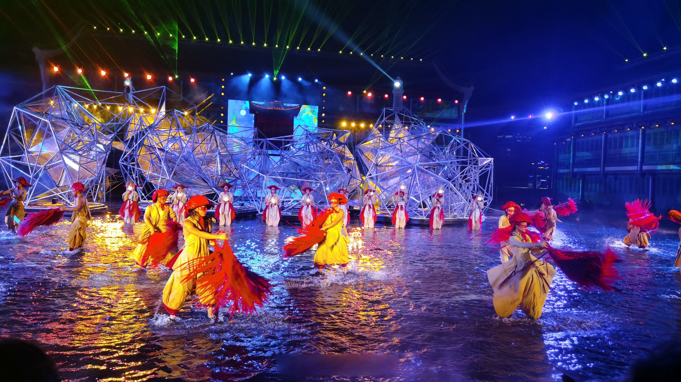 【国内首个滨海场景演艺秀"渔光之城"在石浦海峡广场举行迎亚运专场试