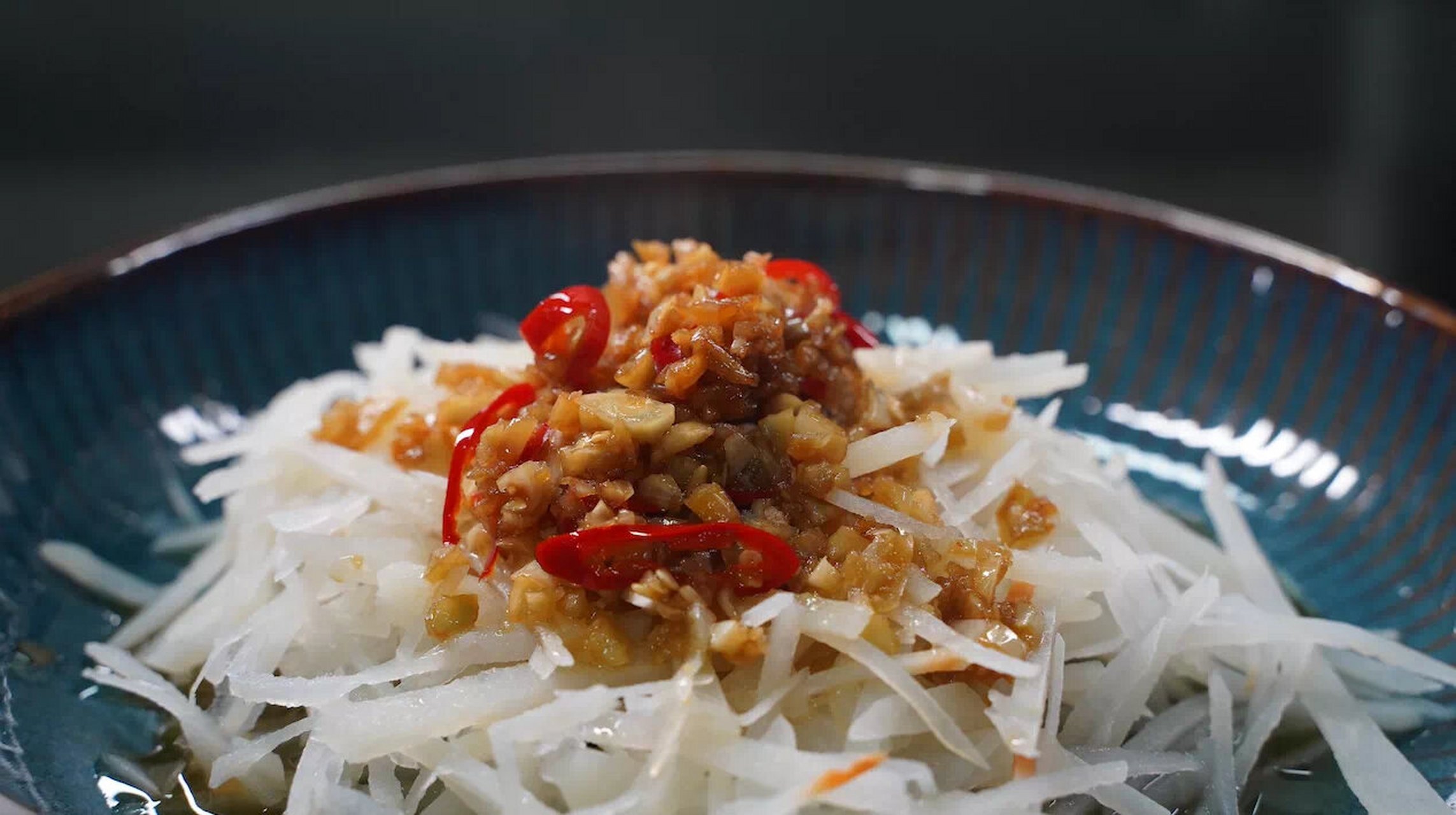 吃掉春天——凉拌鲜天麻 3月末的广州,天气日渐炎热,凉拌菜可以上桌了