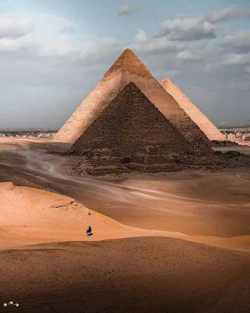 金字塔pyramid一词是三锥体,尖锐的意思, 取自希腊文pyramis"糕饼"